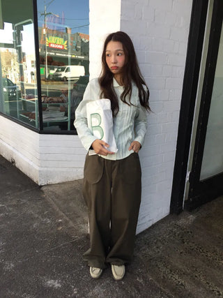 Tone-down wide big pocket pants