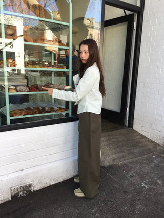 Tone-down wide big pocket pants