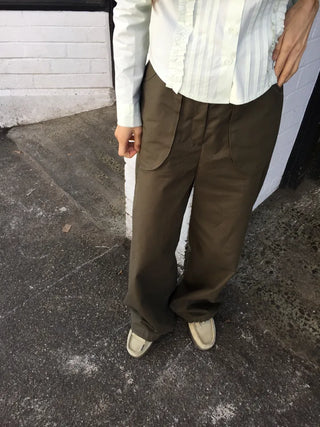 Tone-down wide big pocket pants