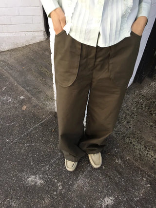 Tone-down wide big pocket pants