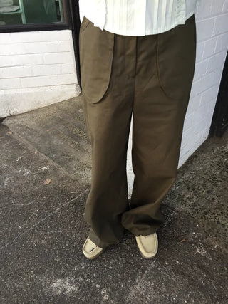 Tone-down wide big pocket pants