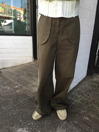Tone-down wide big pocket pants