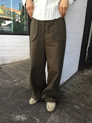 Tone-down wide big pocket pants