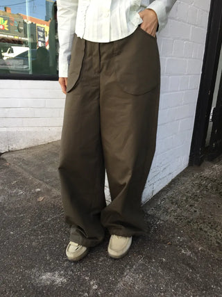 Tone-down wide big pocket pants