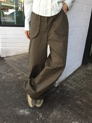 Tone-down wide big pocket pants