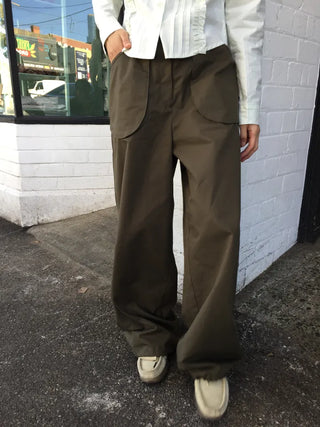 Tone-down wide big pocket pants