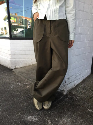 Tone-down wide big pocket pants