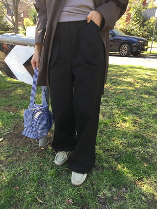 Tone-down wide big pocket pants