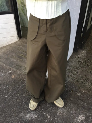 Tone-down wide big pocket pants