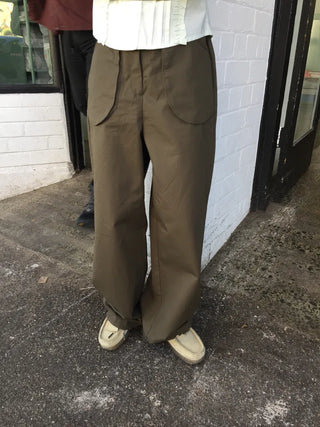 Tone-down wide big pocket pants