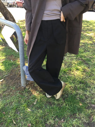Tone-down wide big pocket pants