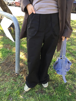 Tone-down wide big pocket pants