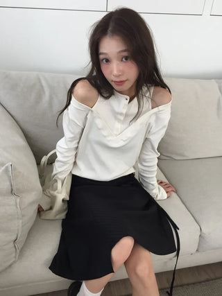 button detail off-shoulder black T-shirt