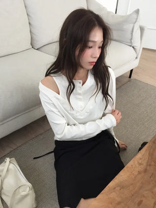 button detail off-shoulder black T-shirt