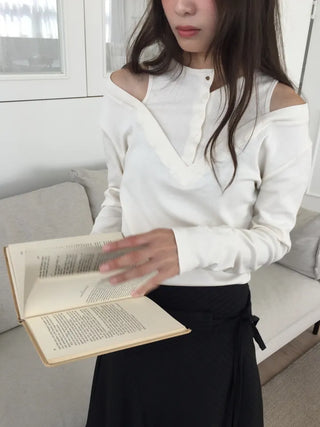 button detail off-shoulder black T-shirt