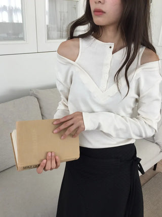 button detail off-shoulder black T-shirt
