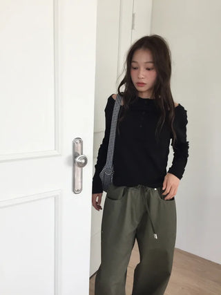 button detail off-shoulder black T-shirt