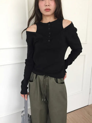 button detail off-shoulder black T-shirt