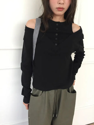 button detail off-shoulder black T-shirt