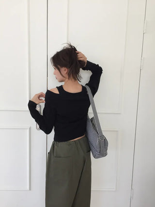 button detail off-shoulder black T-shirt