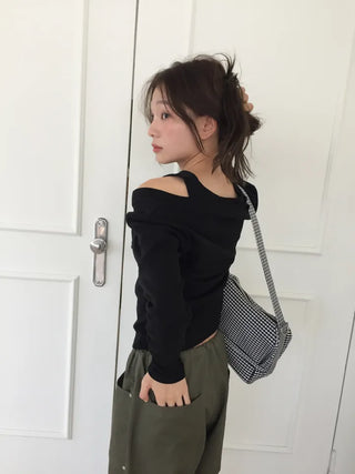 button detail off-shoulder black T-shirt
