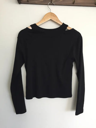 button detail off-shoulder black T-shirt