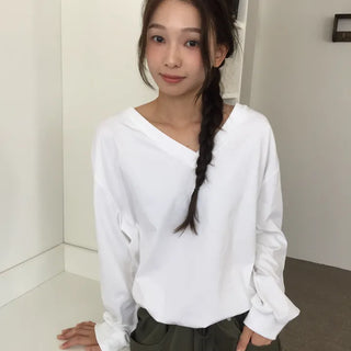 Simple, effortless V-neck oversized long-sleeve tee