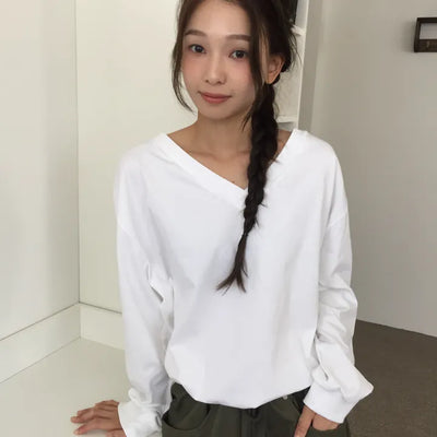Simple, effortless V-neck oversized long-sleeve tee