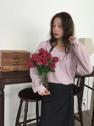 Simple, effortless V-neck oversized long-sleeve tee