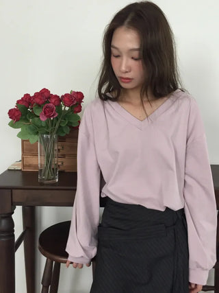 Simple, effortless V-neck oversized long-sleeve tee