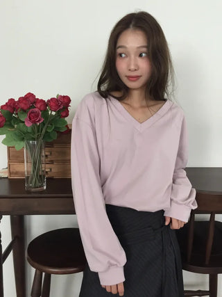 Simple, effortless V-neck oversized long-sleeve tee