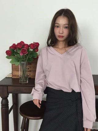 Simple, effortless V-neck oversized long-sleeve tee