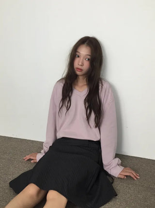 Simple, effortless V-neck oversized long-sleeve tee
