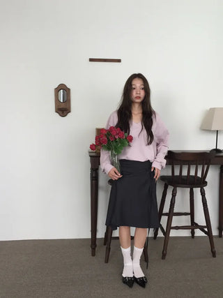 Simple, effortless V-neck oversized long-sleeve tee