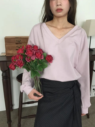 Simple, effortless V-neck oversized long-sleeve tee