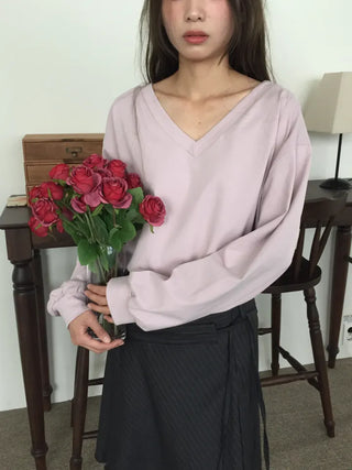 Simple, effortless V-neck oversized long-sleeve tee