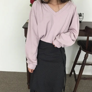 Simple, effortless V-neck oversized long-sleeve tee