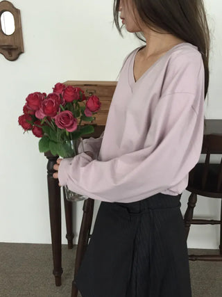 Simple, effortless V-neck oversized long-sleeve tee