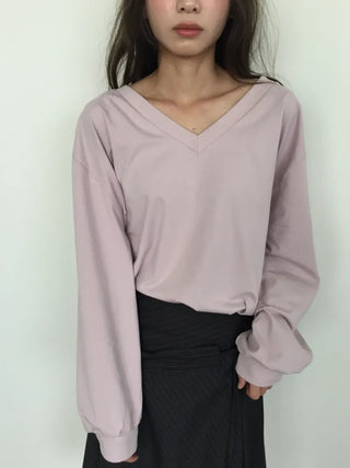 Simple, effortless V-neck oversized long-sleeve tee