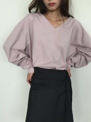 Simple, effortless V-neck oversized long-sleeve tee