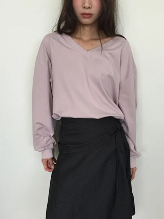 Simple, effortless V-neck oversized long-sleeve tee