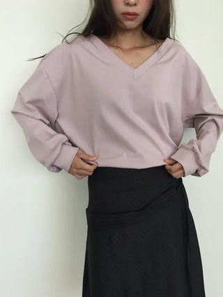 Simple, effortless V-neck oversized long-sleeve tee
