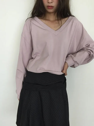Simple, effortless V-neck oversized long-sleeve tee