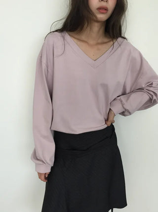 Simple, effortless V-neck oversized long-sleeve tee