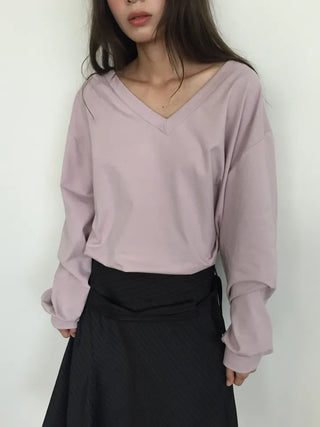 Simple, effortless V-neck oversized long-sleeve tee