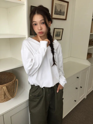 Simple, effortless V-neck oversized long-sleeve tee