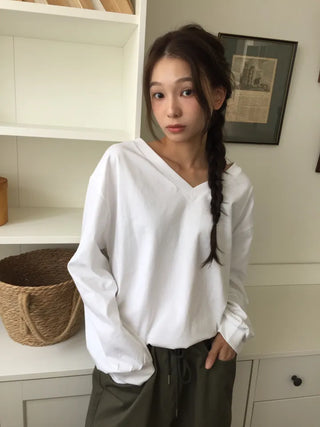 Simple, effortless V-neck oversized long-sleeve tee