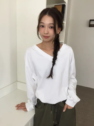 Simple, effortless V-neck oversized long-sleeve tee