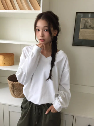 Simple, effortless V-neck oversized long-sleeve tee