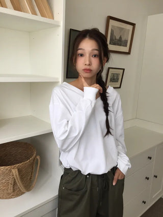 Simple, effortless V-neck oversized long-sleeve tee